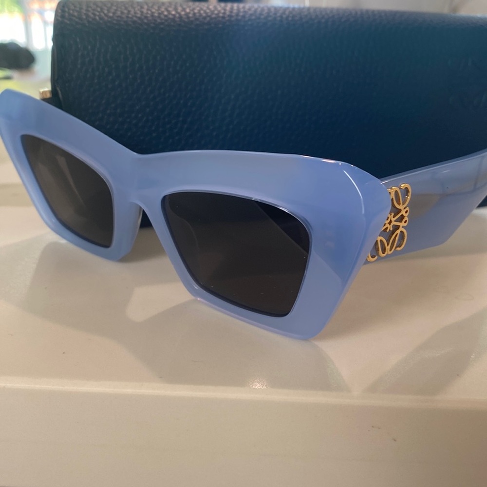 Selling brand new, never been used Loewe sunglasses in blue! Soo gorgeous 🤓